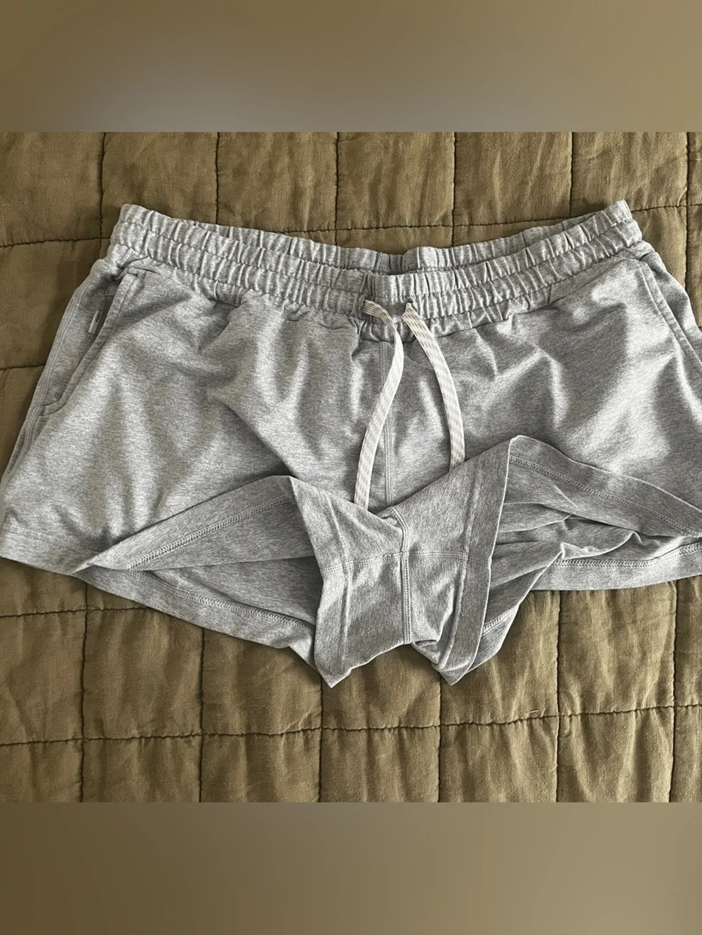 Vuori Halo Light Gray Athletic Shorts Size L